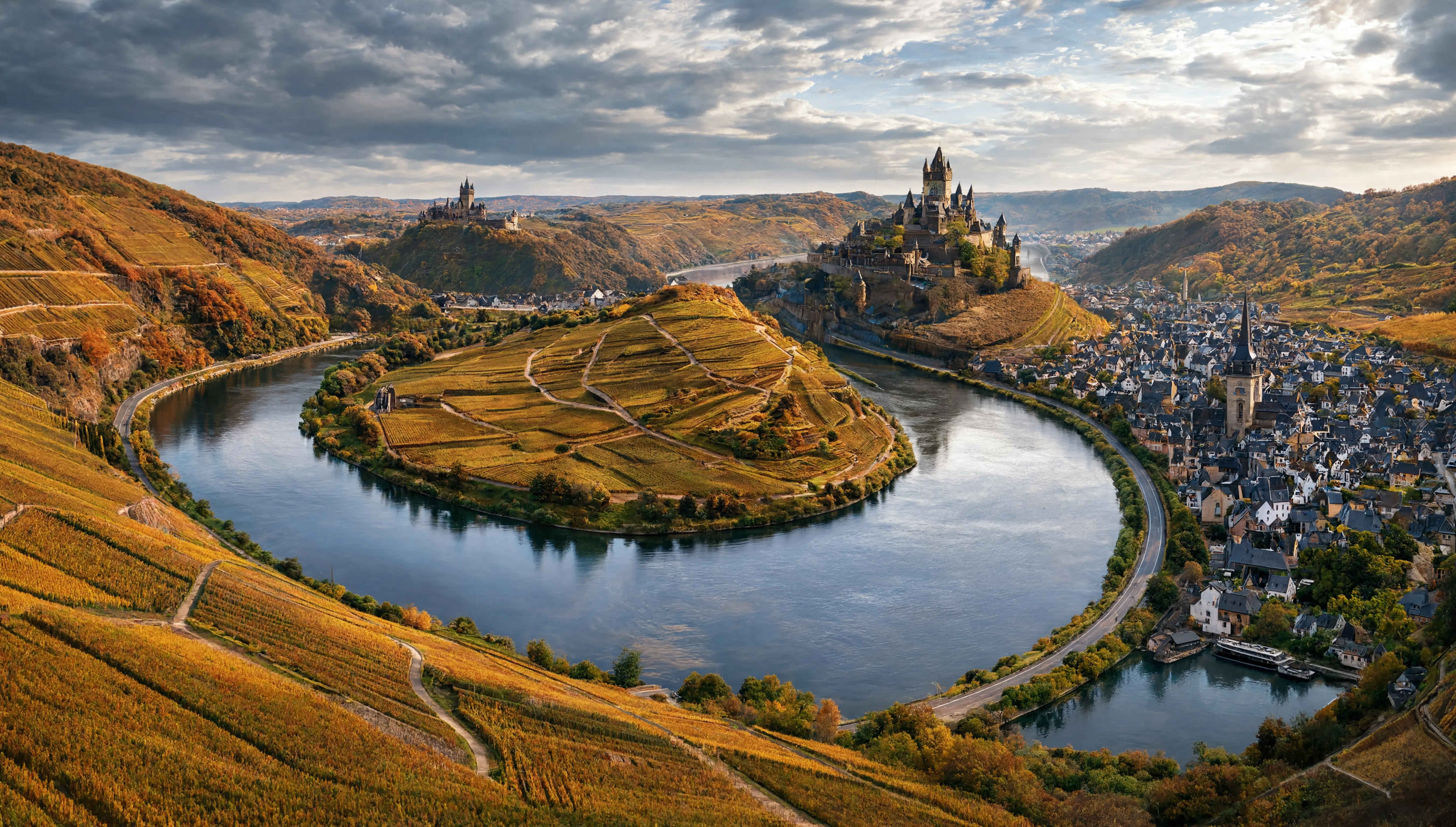 Steile Weinberge an der Mosel mit dem Fluss im Tal und mittelalterlicher Burg Cochem